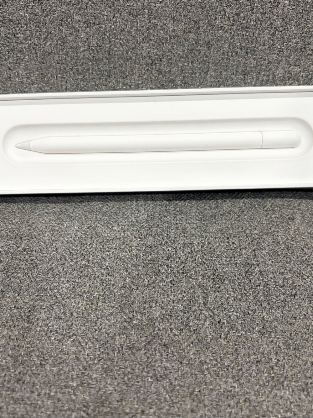 Apple Pencil (USB-C) - White with Green Accents - Picture 6 of 8